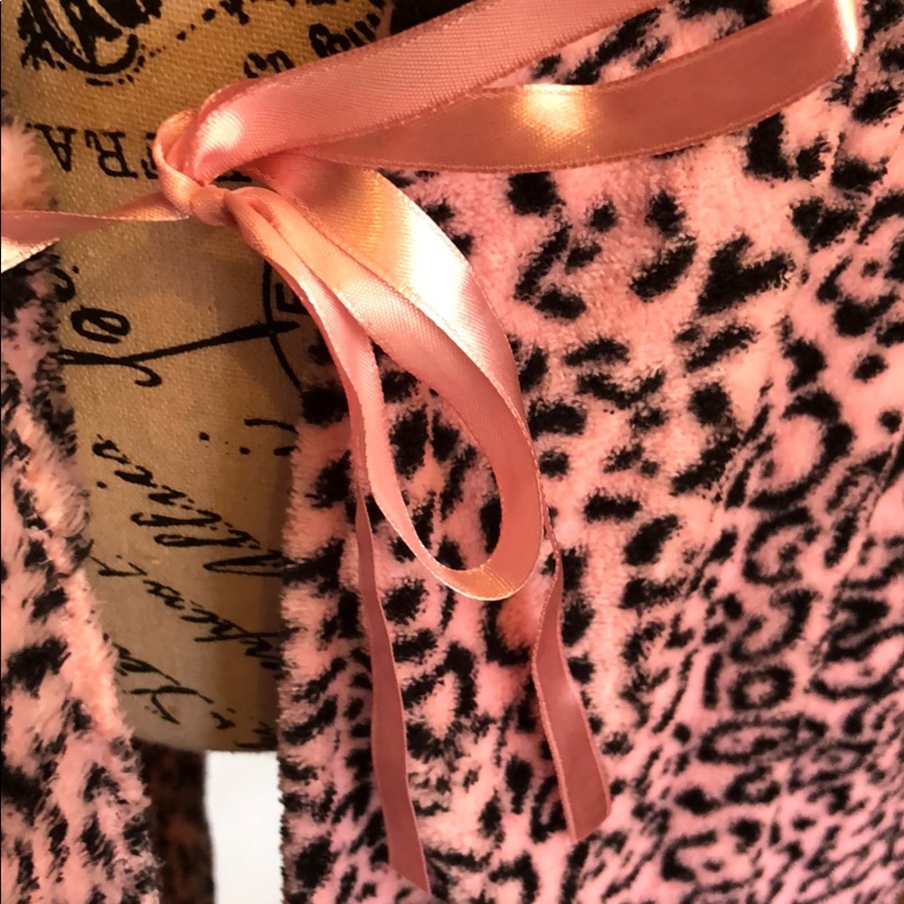 Ulta robe 👘 pink, black leopard print lg/XL NICE